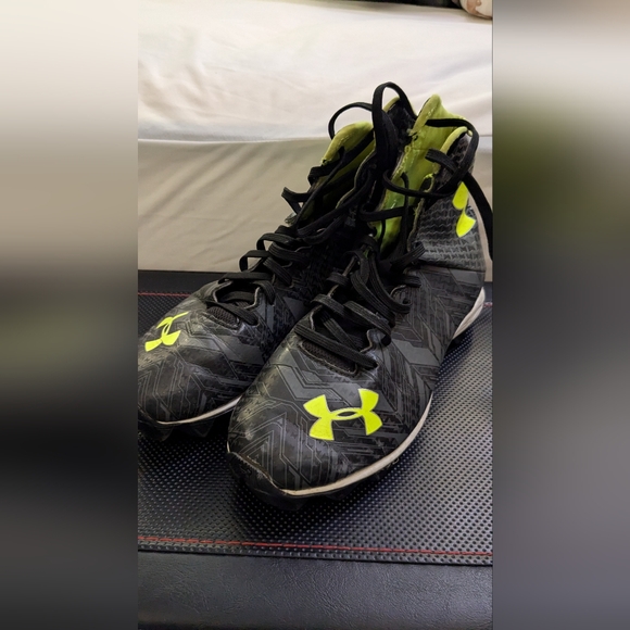 Under Armour ClutchFit Football Cleats - Picture 1 of 3